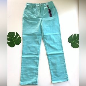 👖NWT Gloria Vanderbilt White Jeans 👖